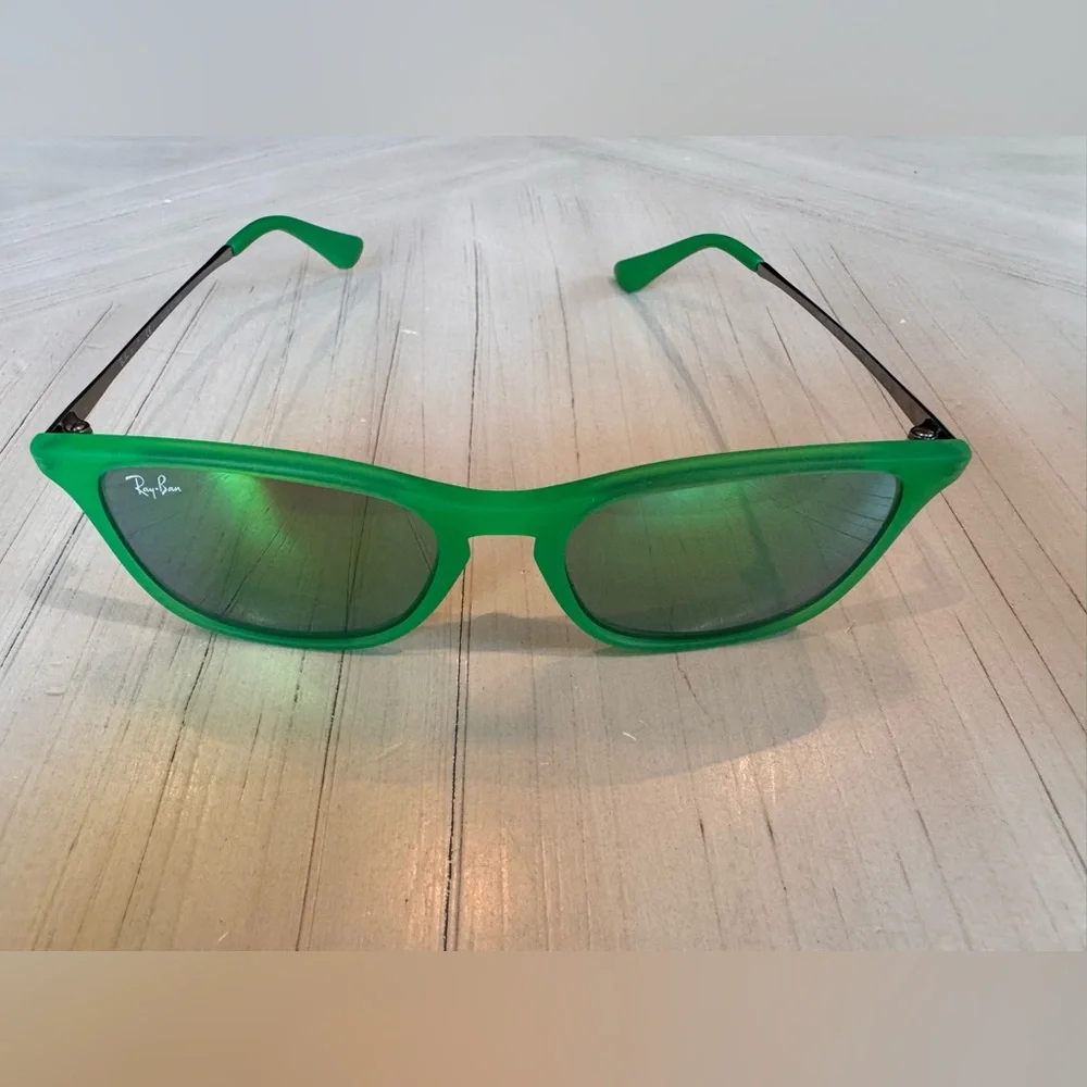 RAY-BAN KIDS Unisex Green Mirrored Lens Rubber Frame Sunglasses – (Retired)